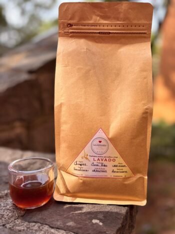 Disfrutando de una taza de café especial.